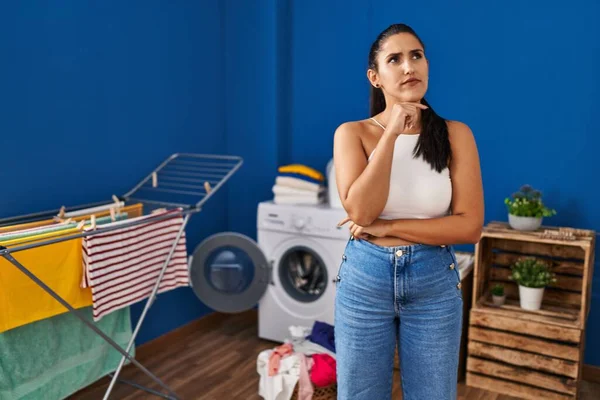 Junge Hispanische Frau Der Waschküche Ernstes Gesicht Über Frage Nachdenkend — Stockfoto