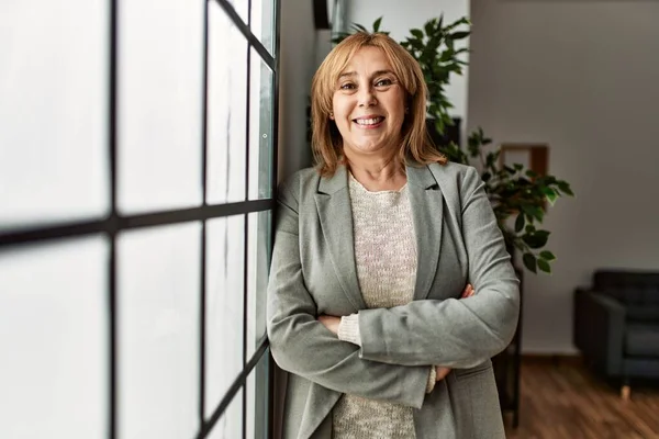 Geschäftsfrau Mittleren Alters Steht Mit Verschränkten Armen Fenster Büro — Stockfoto