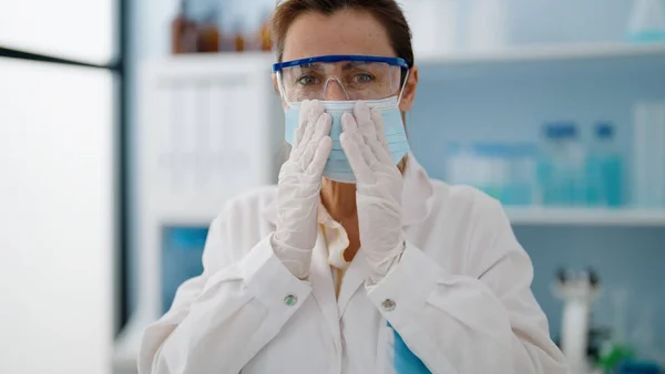 Mulher Hispânica Meia Idade Vestindo Uniforme Cientista Máscara Médica Laboratório — Fotografia de Stock