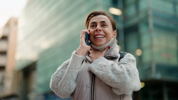 Mulher Hispânica Meia Idade Sorrindo Confiante Falando Smartphone Rua — Fotografia de Stock