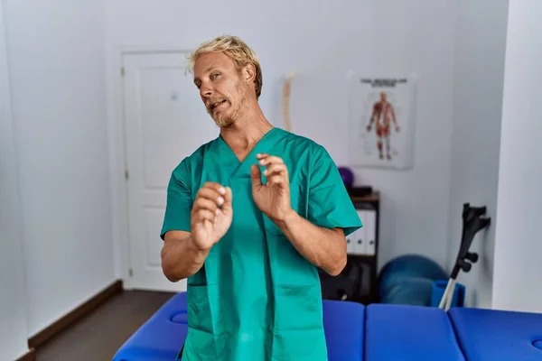 Jonge Blonde Man Draagt Fysiotherapeut Uniform Staan Bij Kliniek Walgelijke — Stockfoto