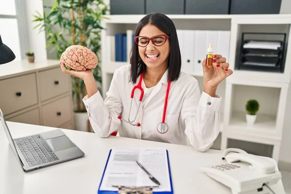 Joven Doctora Hispana Sosteniendo Cerebro Aceite Cbd Sacando Lengua Feliz — Foto de Stock
