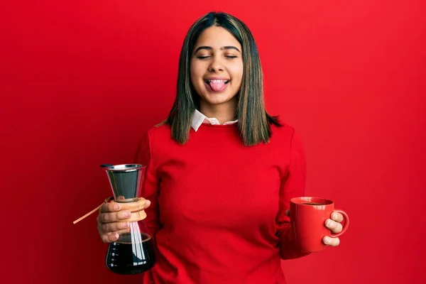 Mujer Latina Joven Sosteniendo Filtro Café Taza Sacando Lengua Feliz —  Fotos de Stock
