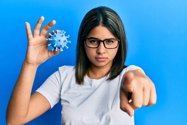 Junge Lateinische Frau Mit Virus Spielzeug Zeigt Mit Dem Finger — Stockfoto