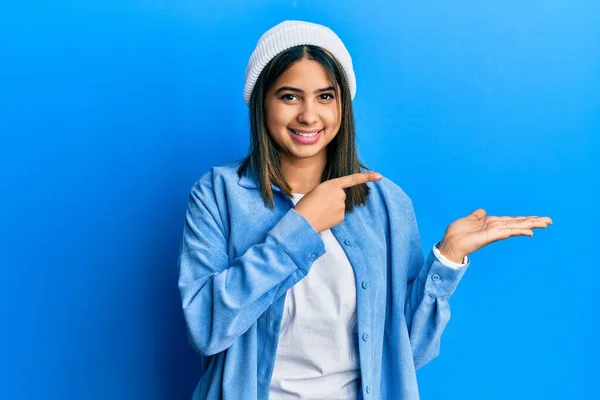 Jovem Latina Vestindo Boné Bonito Espantado Sorrindo Para Câmera Apresentar — Fotografia de Stock