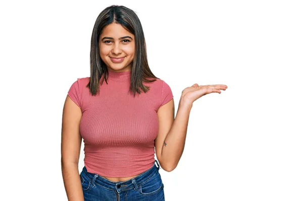 Jong Hispanic Meisje Dragen Casual Shirt Glimlachen Vrolijk Presenteren Wijzen — Stockfoto
