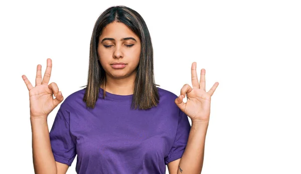 Chica Hispana Joven Con Camiseta Púrpura Casual Relajarse Sonreír Con — Foto de Stock