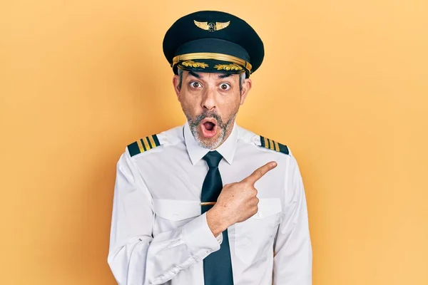 Handsome Middle Age Man Grey Hair Wearing Airplane Pilot Uniform — Stock fotografie