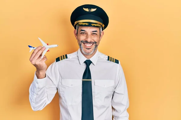 Stilig Medelålders Man Med Grått Hår Bär Flygplan Pilot Uniform — Stockfoto