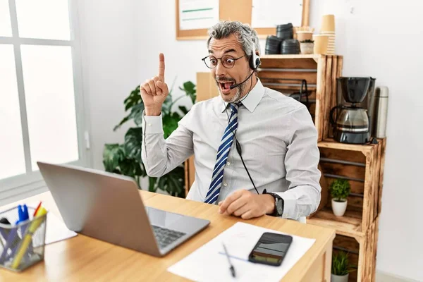 経営者のヘッドセットを着用してオフィスで働いている中年のパニックビジネスマンは成功したアイデアで指を指しています 興奮して幸せよ 第1位 — ストック写真