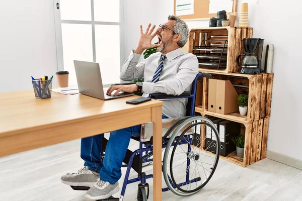 Μεσήλικας Ισπανός Που Δουλεύει Στο Γραφείο Κάθεται Αναπηρική Καρέκλα Φωνάζοντας — Φωτογραφία Αρχείου