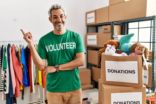 Middle Age Hispanic Man Wearing Volunteer Shirt Donations Stand Big — Stockfoto