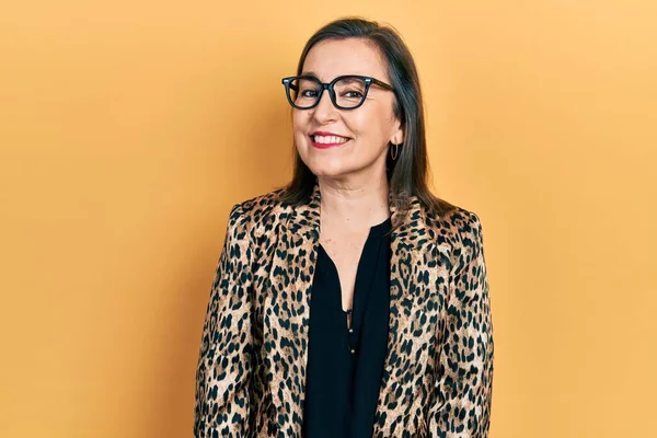 Middelbare Leeftijd Spaanse Vrouw Dragen Zakelijke Kleding Glazen Kijken Positief — Stockfoto