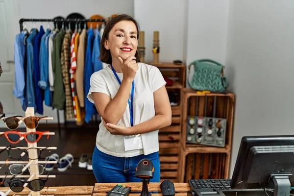 Beautiful Middle Age Hispanic Woman Working Manager Retail Boutique Looking — стоковое фото