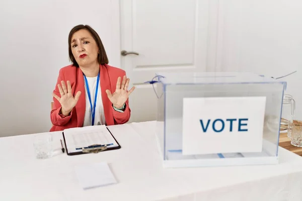 Beautiful Middle Age Hispanic Woman Political Election Sitting Ballot Moving — Stockfoto