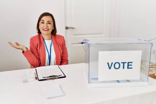 Beautiful Middle Age Hispanic Woman Political Election Sitting Ballot Smiling — ストック写真