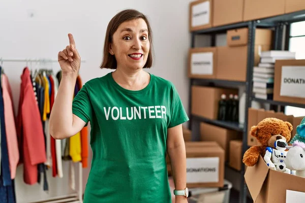 Beautiful Middle Age Hispanic Woman Wearing Volunteer Shirt Donations Stand — Stok fotoğraf
