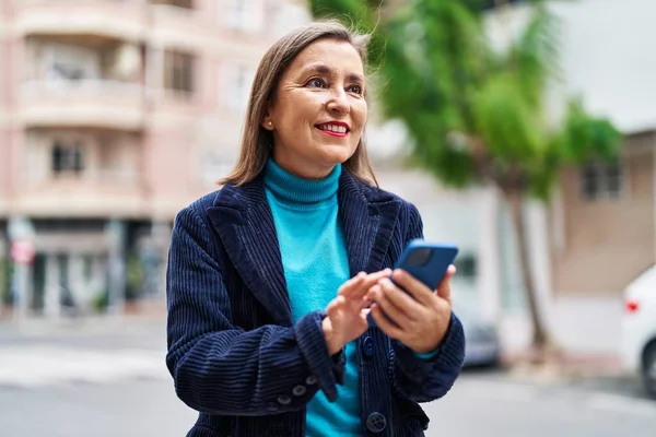 Femme Âge Moyen Cadre Affaires Utilisant Smartphone Rue — Photo