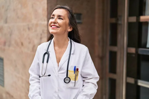 Mulher Meia Idade Vestindo Uniforme Médico Sorrindo Confiante Rua — Fotografia de Stock