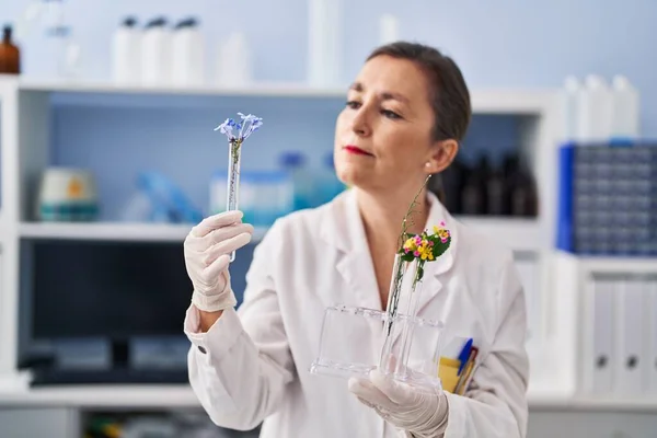 Mulher Meia Idade Cientista Segurando Tubos Ensaio Com Flor Laboratório — Fotografia de Stock