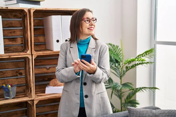 Psicologa Donna Mezza Età Utilizzando Smartphone Presso Centro Psicologia — Foto Stock