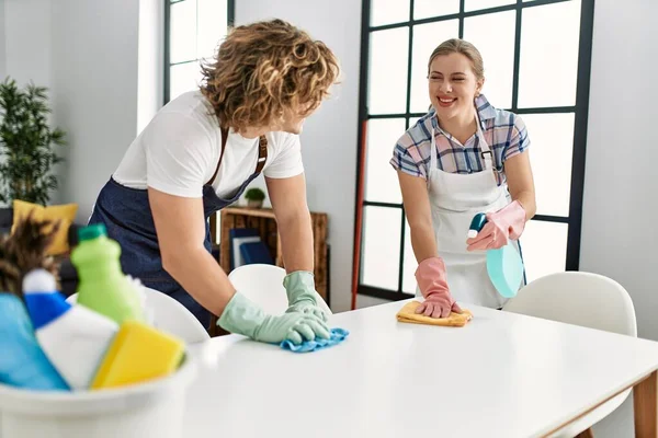 Young Caucasian Couple Cleaning Table Home — Stock Photo, Image