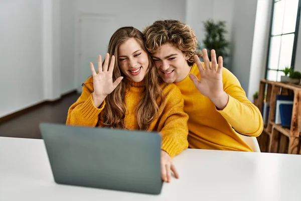 Junges Kaukasisches Paar Lächelt Zuversichtlich Bei Videoanruf Hause — Stockfoto