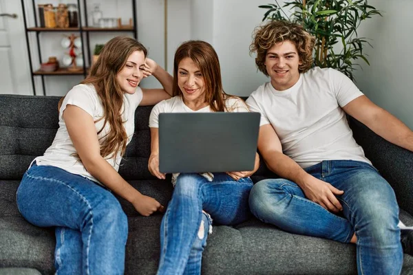 Mor Och Par Som Använder Laptop Sittandes Soffan Hemma — Stockfoto