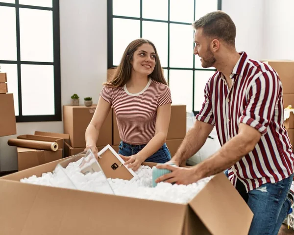 Unga Kaukasiska Par Ler Glad Unboxing Pappkartong Nytt Hem — Stockfoto