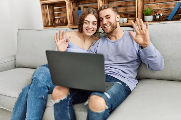 Jong Kaukasisch Paar Met Video Bellen Met Behulp Van Laptop — Stockfoto