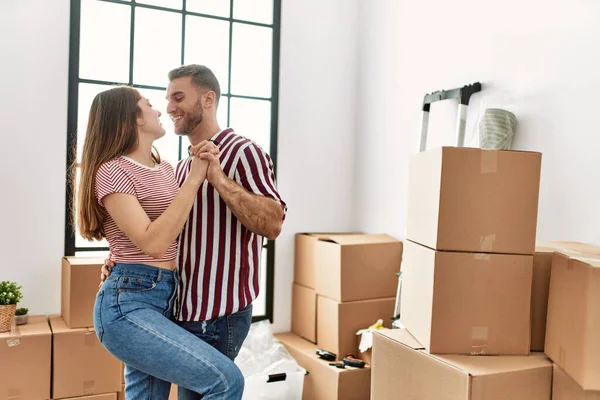 Genç beyaz çift gülümsüyor Yeni evinde mutlu dans ediyor