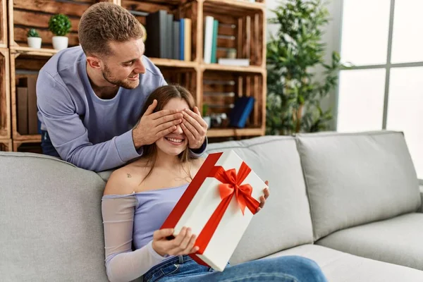 Genç adam evde doğum günü hediyesiyle kız arkadaşına sürpriz yapıyor..