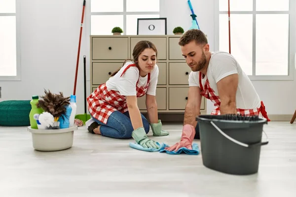 Νεαρό Καυκάσιο Ζευγάρι Που Πλένει Πάτωμα Χρησιμοποιώντας Κουρέλι Στο Σπίτι — Φωτογραφία Αρχείου
