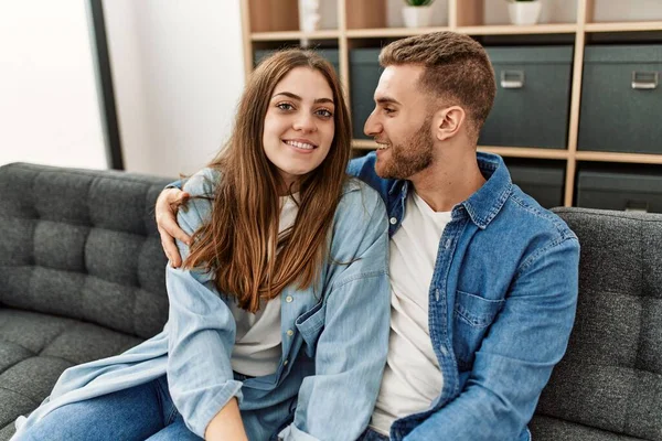 Jong Kaukasisch Paar Zitten Bank Knuffelen Thuis — Stockfoto