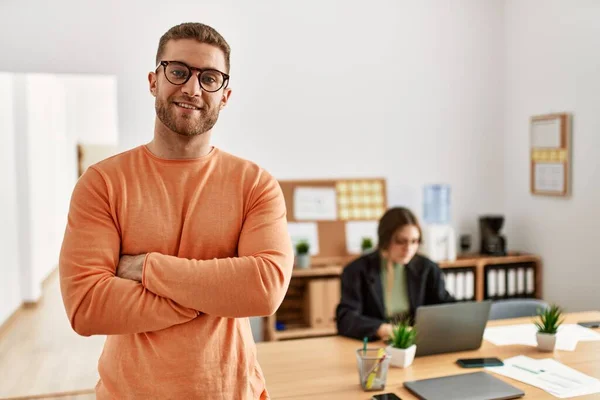オフィスに立っているジェスチャーを交差腕で幸せな笑顔ビジネスマン — ストック写真