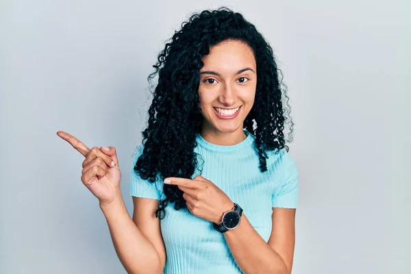 Ung Latinamerikansk Kvinna Med Lockigt Hår Bär Casual Blå Skjorta — Stockfoto