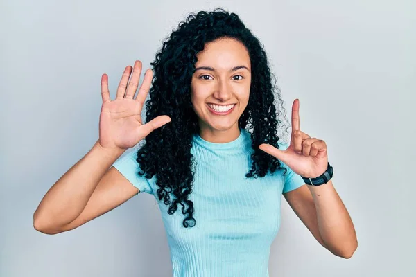 Ung Latinamerikansk Kvinna Med Lockigt Hår Avslappnad Blå Shirt Som — Stockfoto
