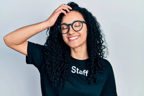 Jonge Spaanse Vrouw Met Krullend Haar Dragen Personeel Shirt Glimlachen — Stockfoto
