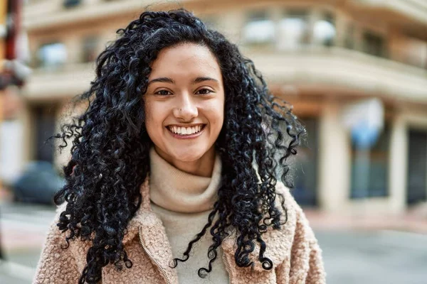 Joven Mujer Hispana Sonriendo Confiada Calle — Foto de Stock