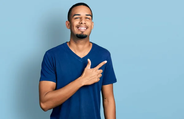 Jovem Afro Americano Vestindo Camiseta Casual Alegre Com Sorriso Rosto — Fotografia de Stock