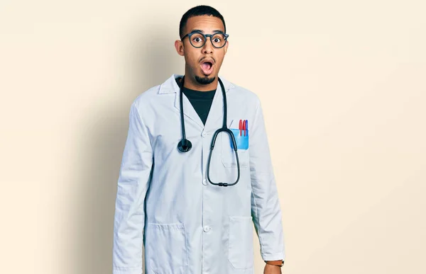 Joven Hombre Afroamericano Vistiendo Uniforme Médico Estetoscopio Asustado Sorprendido Con — Foto de Stock