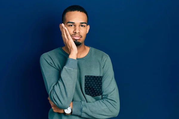 Ung Afrikansk Amerikan Man Bär Casual Kläder Tänkande Ser Trött — Stockfoto