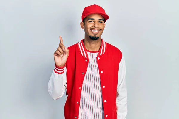 Junger Afrikanisch Amerikanischer Mann Baseball Uniform Zeigt Und Zeigt Mit — Stockfoto