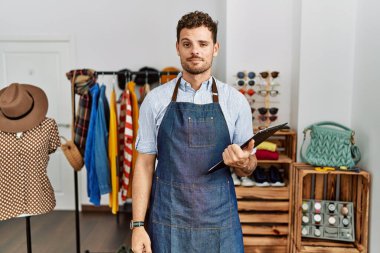 Perakende mağazasında yönetici olarak çalışan yakışıklı genç adam uykulu ve yorgun görünüyor, yorgunluktan yorgun ve akşamdan kalma, sabahları tembel gözler.. 