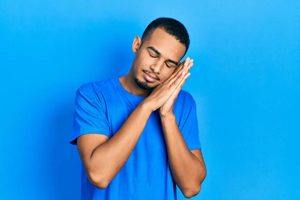 Ung Afrikansk Amerikan Man Bär Casual Blå Shirt Sova Trött — Stockfoto