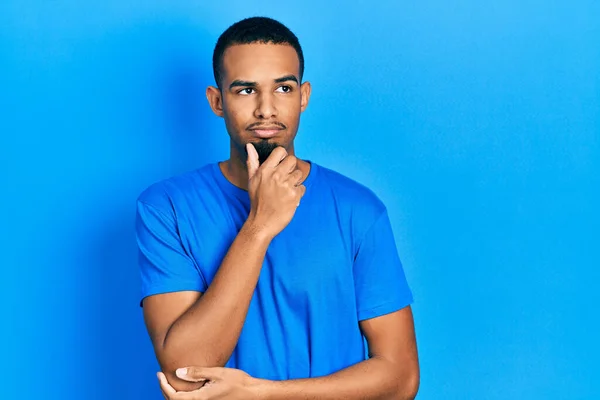 Jovem Afro Americano Vestindo Camisa Azul Casual Com Mão Queixo — Fotografia de Stock