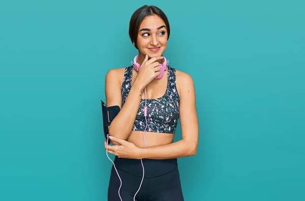 Beautiful Brunette Woman Wearing Gym Clothes Using Headphones Hand Chin — Stockfoto