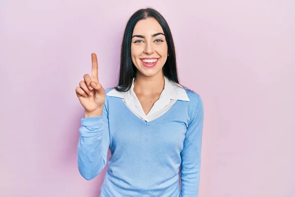 Beautiful Woman Blue Eyes Standing Pink Background Showing Pointing Finger — 스톡 사진