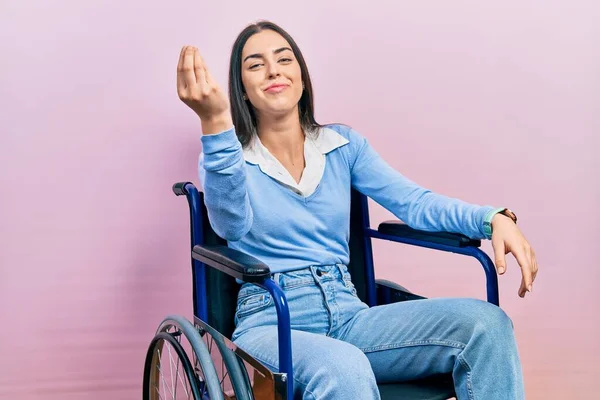 Schöne Frau Mit Blauen Augen Sitzt Rollstuhl Und Macht Italienische — Stockfoto