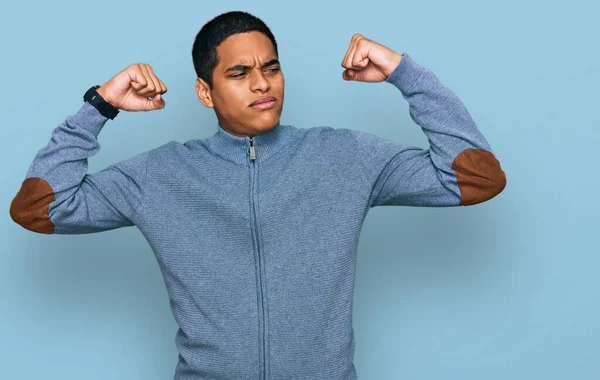 Ung Stilig Latinamerikansk Man Avslappnad Tröja Som Visar Armmusklerna Leende — Stockfoto